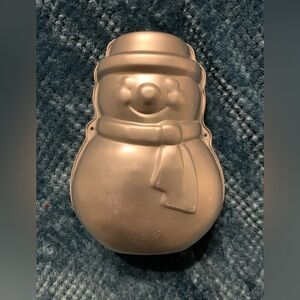 3-D SNOWMAN CAKE PAN. 2-pieces. Vintage Wilton. Good used condition.